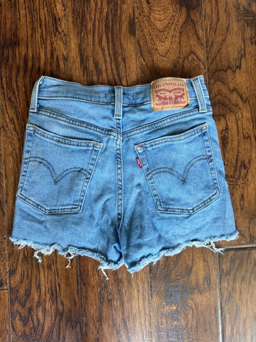 Levi’s Distressed Light Blue Denim Women’s Shorts, size 25 - Picture 5 of 6